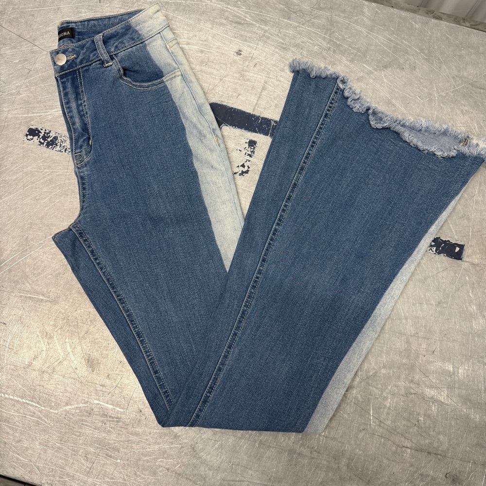 Versona Women’s Modern Two Toned High Waisted Flared Blue Jeans Size 0